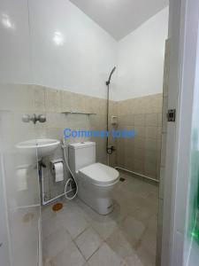 um banheiro com vaso sanitário e pia em Shalimar Bungalow House em Antipolo mais 4 fotografias