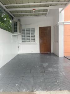 um quarto vazio com uma porta numa casa em Shalimar Bungalow House em Antipolo
