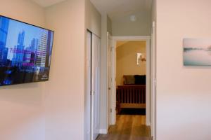 Μια τηλεόραση ή/και κέντρο ψυχαγωγίας στο Skyriver Escape Riverfront With Hot Tub