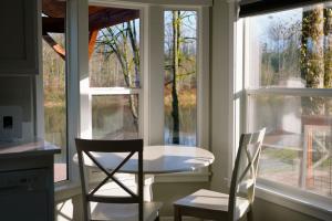 Φωτογραφία από το άλμπουμ του Skyriver Escape Riverfront With Hot Tub σε B and M Ranch Airport