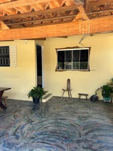 ein Raum mit einem Tisch und Stühlen und einem Fenster in der Unterkunft casa cristal in Alto Paraíso de Goiás