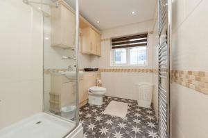 une salle de bains avec douche, toilettes et lavabo dans l'établissement Brecon Beacons Welsh Countryside Home, à Merthyr Tydfil 66 autres photos