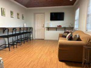 圣巴巴拉Goodland Green House的带沙发和吧台的客厅