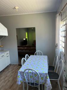 ein Esszimmer mit Tisch und Stühlen und eine Küche in der Unterkunft casa cristal in Alto Paraíso de Goiás + 4 Fotos