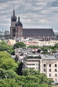 vistas a una ciudad con edificios y árboles en Hotel Pod Wawelem en Cracovia