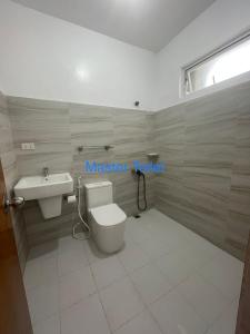 um banheiro com vaso sanitário e pia em Shalimar Bungalow House em Antipolo