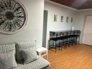 圣巴巴拉Goodland Green House的客厅配有沙发和带凳子的台面