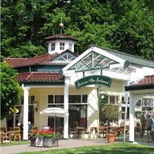 un edificio con un restaurante con mesas y sillas en Sonniges Studio im Haus Deutsch Krone, en Bad Rothenfelde