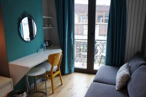 une pièce avec un bureau avec un miroir et une fenêtre dans l'établissement Royal Galata Hotel, à Istanbul