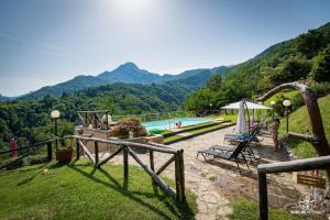 une piscine avec vue sur une montagne dans l'établissement Ferienhaus In Vergemoli Mit Schönem Kamin, à Vergemoli
