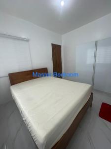 um quarto com uma cama em um quarto em Shalimar Bungalow House em Antipolo