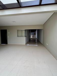 una stanza vuota con un soffitto e un pavimento di Casa Serena a Sinop