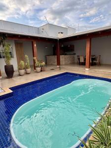 una grande piscina blu davanti a una casa di Casa Serena a Sinop