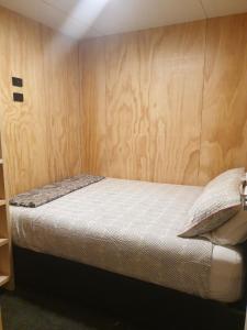 Ένα ή περισσότερα κρεβάτια σε δωμάτιο στο Fresh and funky apartment in Falls Creek