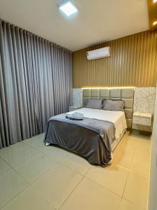 una camera da letto con un letto grande in una stanza di Casa Serena a Sinop Altre 36 foto