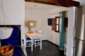 eine Küche mit einem weißen Tisch und einem Kühlschrank in der Unterkunft Appartement in Uga mit Schönem Garten - b48511 in Uga