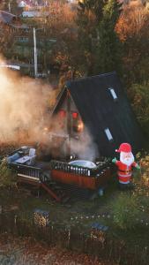 ein kleines Haus mit einem Weihnachtsmann in einem Zug in der Unterkunft Valdo Cabin in Sadu