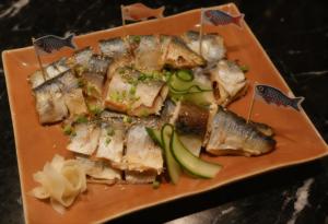 ein Teller mit Essen mit Fleisch und Gemüse darauf in der Unterkunft ibis Styles Bangkok Sukhumvit Phra Khanong in Bangkok