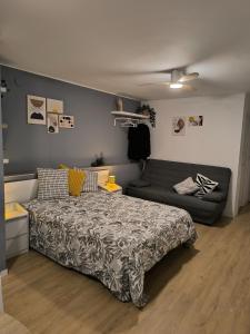 Ένα ή περισσότερα κρεβάτια σε δωμάτιο στο LG Cosy Loft La Pineda