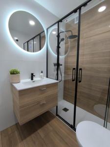 Ένα μπάνιο στο LG Cosy Loft La Pineda