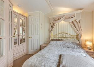 Ένα ή περισσότερα κρεβάτια σε δωμάτιο στο Rowanbank Caravan Park