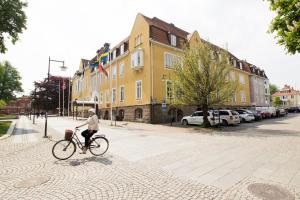 osoba jeżdżąca rowerem po ulicy w obiekcie Grand Hotel Alingsås w mieście Alingsås