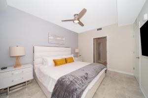 Ένα ή περισσότερα κρεβάτια σε δωμάτιο στο 3111-302HM STOREY LAKE, CONDO 2/2 LAKE VIEW +33 φωτογραφίες