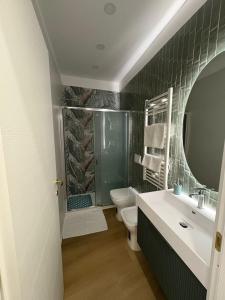 Et badeværelse på Le 2 sorelle Luxury Rooms