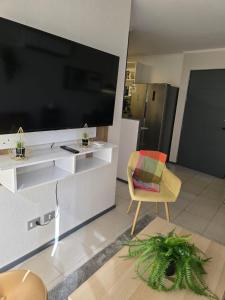 Μια τηλεόραση ή/και κέντρο ψυχαγωγίας στο Cálido-céntrico- climatización AC-parking-piscina