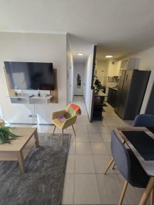 Η κουζίνα ή μικρή κουζίνα στο Cálido-céntrico- climatización AC-parking-piscina