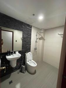 um banheiro com pia e vaso sanitário em Arpo Hotel San Juan La Union em San Juan