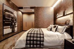 a bedroom with a large white bed in a room at Shanghai Hills&Rais Apartment - 100-inch Projector - Near Nanjing Road Pedestrian Street in Shanghai +261 photos