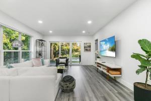 Un televizor și/sau centru de divertisment la Modern Miami Oasis with Pool & Water View