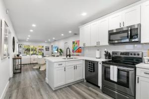 O bucătărie sau chicinetă la Modern Miami Oasis with Pool & Water View