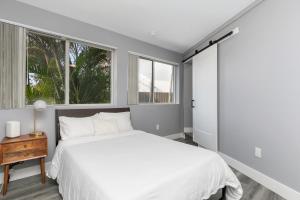 Un pat sau paturi într-o cameră la Modern Miami Oasis with Pool & Water View +13 fotografii