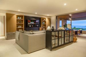 Televiisor ja/või meelelahutuskeskus majutusasutuses 3 bed condo with pool ocean view