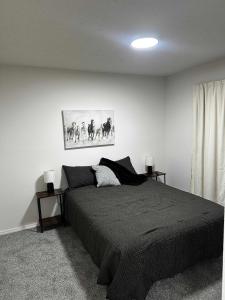 ein Schlafzimmer mit einem Bett und einem Gemälde an der Wand in der Unterkunft South Side Resort - Very Close Derby Turnpike Dtn in South Seneca Gardens