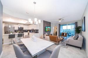 TV a/nebo společenská místnost v ubytování 3131-108FV STOREY LAKE, CONDO 3/2 LAKE VIEW