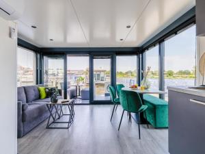 Posezení v ubytování Tiny houseboat Parel I - airco