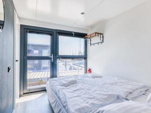 Postel nebo postele na pokoji v ubytování Tiny houseboat Parel I - airco