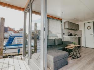 Nhà bếp/bếp nhỏ tại Tiny houseboat Uitgeest I