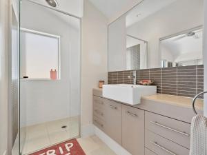 un bagno con lavandino e specchio di Creekfront Escape with Stunning Water Views a Pottsville Altre 50 foto