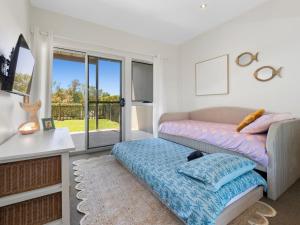 Ένα ή περισσότερα κρεβάτια σε δωμάτιο στο Creekfront Escape with Stunning Water Views