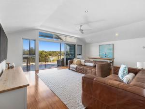 Χώρος καθιστικού στο Creekfront Escape with Stunning Water Views