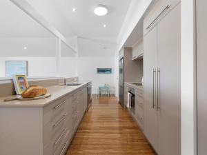 Η κουζίνα ή μικρή κουζίνα στο Creekfront Escape with Stunning Water Views