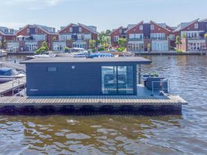 Výhled na řeku, která protéká v blízkosti chaty