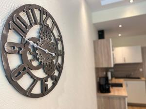 eine Uhr an der Wand in einer Küche in der Unterkunft Suite Am Radweg in Pittenbach