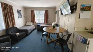 TV a/nebo společenská místnost v ubytování Chanel Court Motel