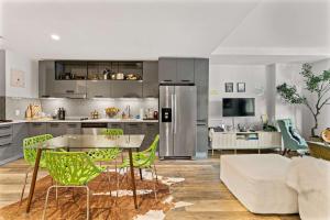 Kuchyň nebo kuchyňský kout v ubytování The Dazzling Two-Bedroom Two-Bath Suite in Boston + 74 fotografií