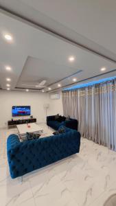 Χώρος καθιστικού στο Luxury One-Bedroom Deluxe Apartment Bahria Town Lahore